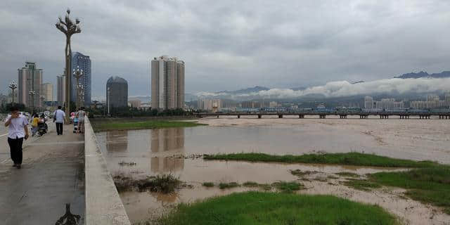 陕西宝鸡今日现云横秦岭美景