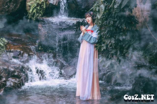 《汉服古装COS》云青青兮欲雨，水淡淡兮生烟仙女一样的小姐姐！