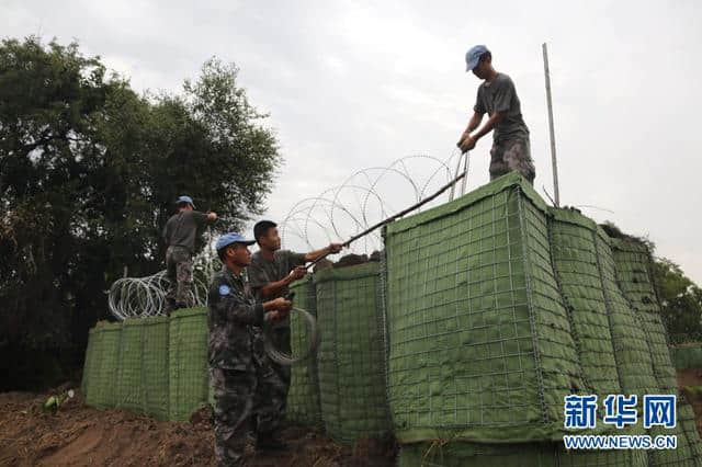 连续奋战、冒雨施工——记中国赴南苏丹维和工兵完成联合国营地北侧新建垃圾场