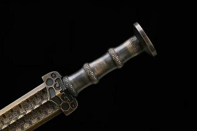 中国古代最威武的陪葬品：越王勾践青铜剑