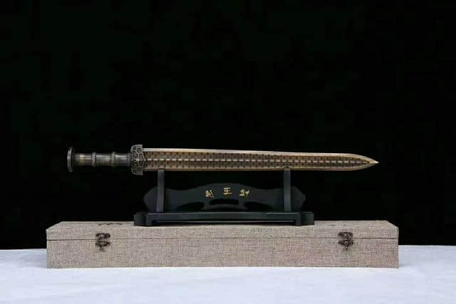 中国古代最威武的陪葬品：越王勾践青铜剑