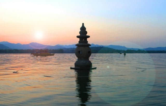 分享一组旅游名胜 杭州西湖的诗词，那些景点都被写活了
