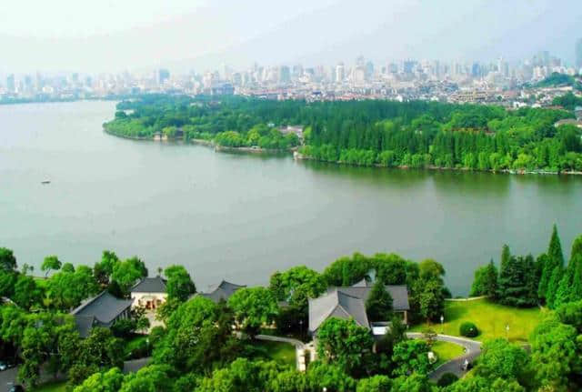 分享一组旅游名胜 杭州西湖的诗词，那些景点都被写活了