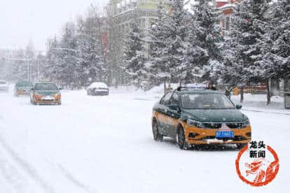 漠河：鹅毛般的大雪随风起舞    仿佛置身童话世界一般