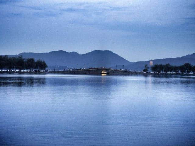 杨万里最著名写西湖的古诗，题目表达更像是一首经典送别宋诗