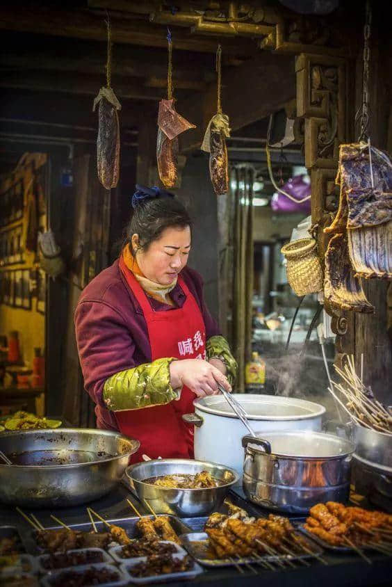 日落之后的十分夜色，妇女也有权顶五分