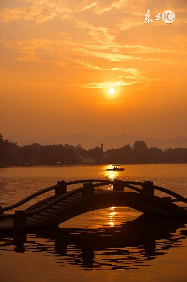 水天之间，不知今夕何夕——读袁宏道《西湖》