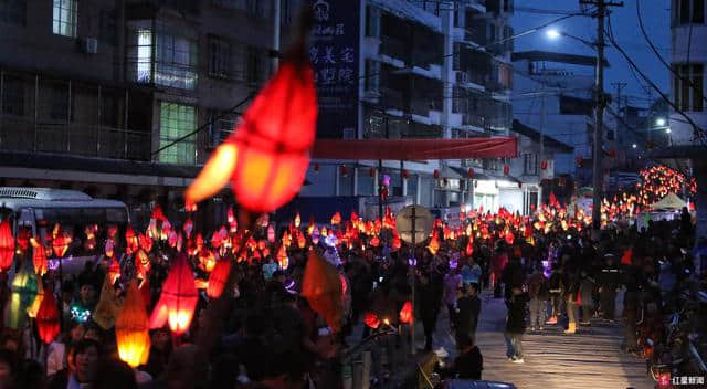 好壮观！南充上演古老神秘的蛴蟆节，数万人欢聚点灯送瘟神