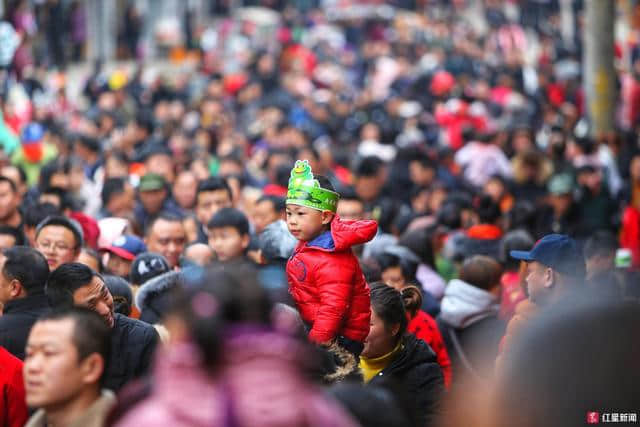 好壮观！南充上演古老神秘的蛴蟆节，数万人欢聚点灯送瘟神