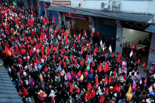 好壮观！南充上演古老神秘的蛴蟆节，数万人欢聚点灯送瘟神