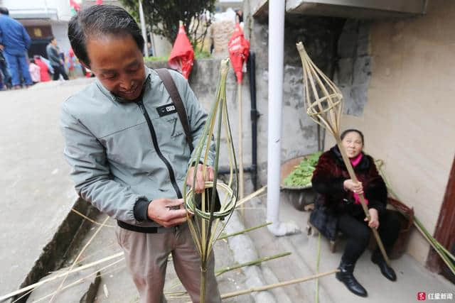 好壮观！南充上演古老神秘的蛴蟆节，数万人欢聚点灯送瘟神