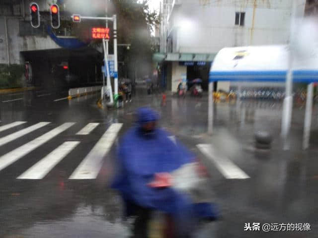 武汉，风雨交加气温降，路上行人欲断魂