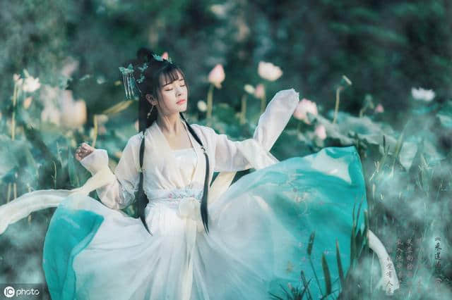 王昌龄独具匠心的一首名诗，将少女与大自然融为一体，意境极美