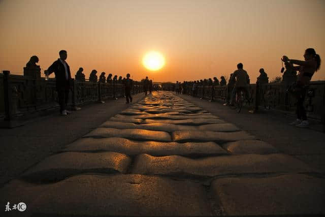 卢沟晓月是燕京八景之一，石狮子身上披上落日余晖，其美景让人浮想联翩